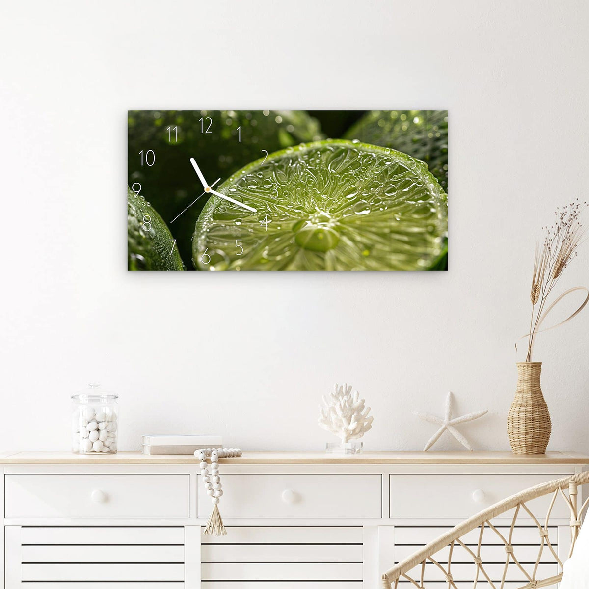 Wanduhr Limetten mit Wassertropfen aus Glas – Querformat 60 × 30 cm – Grüne Limetten voller Wassertröpfchen