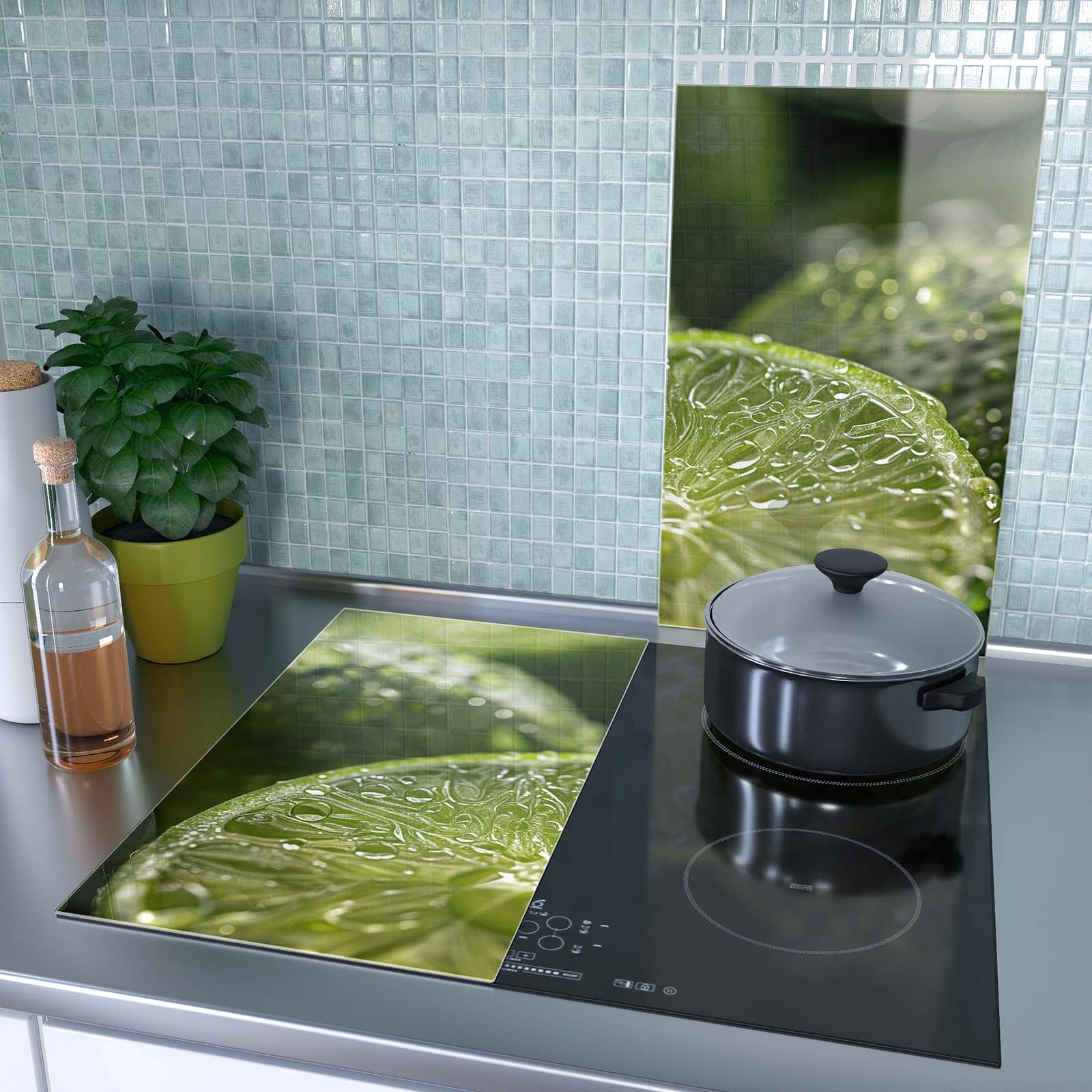 2-teilige Abdeckplatte Induktionsherd mit Limetten mit Wassertropfen-Motiv als Spritzschutz hinter dem Kochfeld