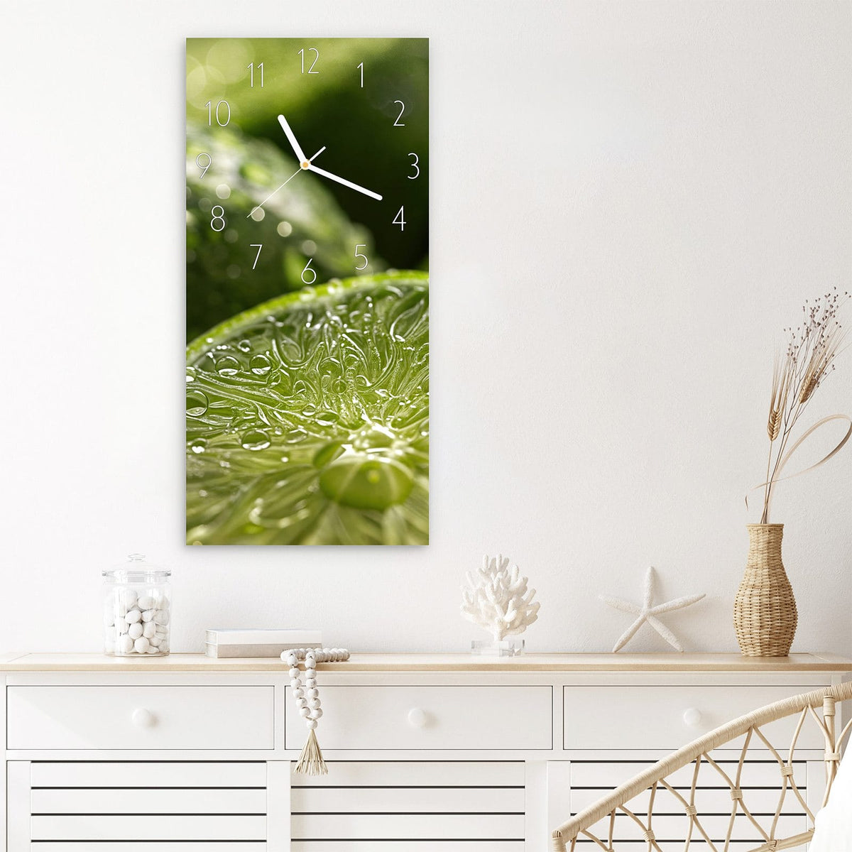 Wanduhr aus Glas im Hochformat Nasse Limettenscheibe mit Ziffernblatt Elegant über einem weißen Sideboard