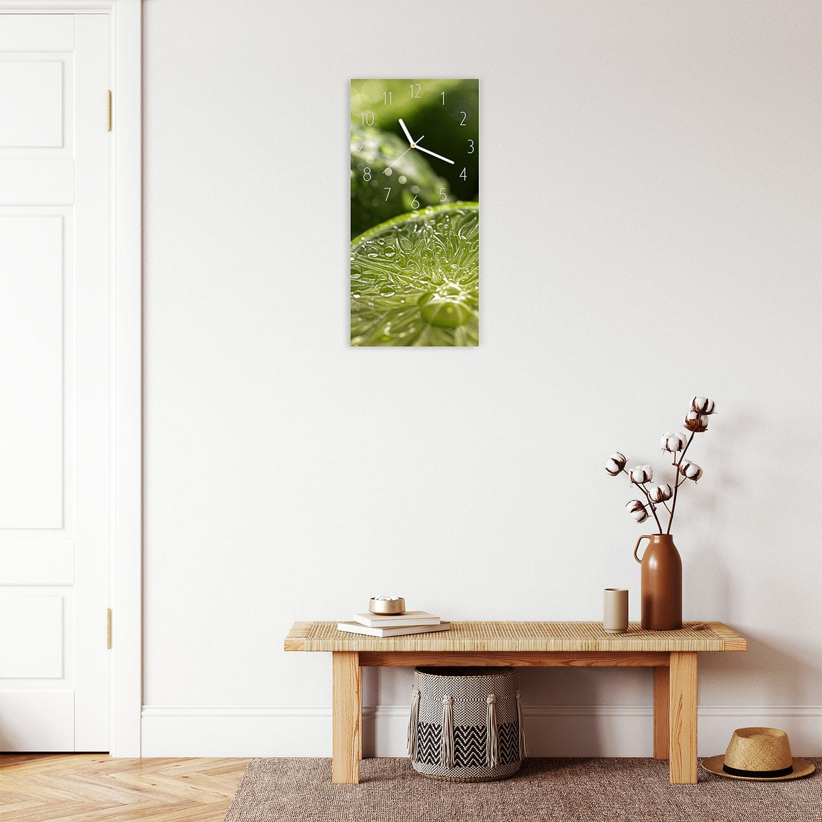 Wanduhr aus Glas im Hochformat Nasse Limettenscheibe mit Ziffernblatt Elegant über einer Holzbank im Flur