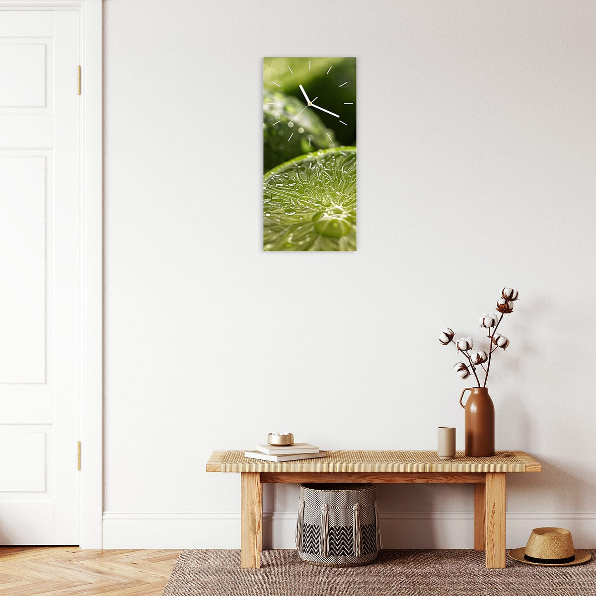 Wanduhr aus Glas im Hochformat Nasse Limettenscheibe mit Ziffernblatt Linie über einer Holzbank im Flur