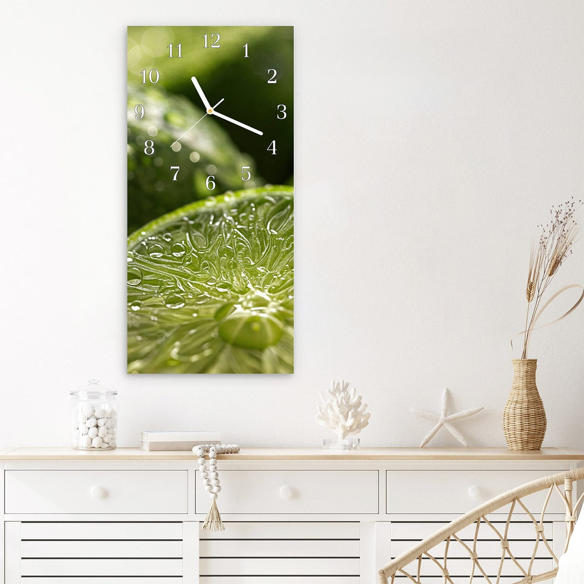 Wanduhr aus Glas im Hochformat Nasse Limettenscheibe mit Ziffernblatt Klassisch über einem weißen Sideboard