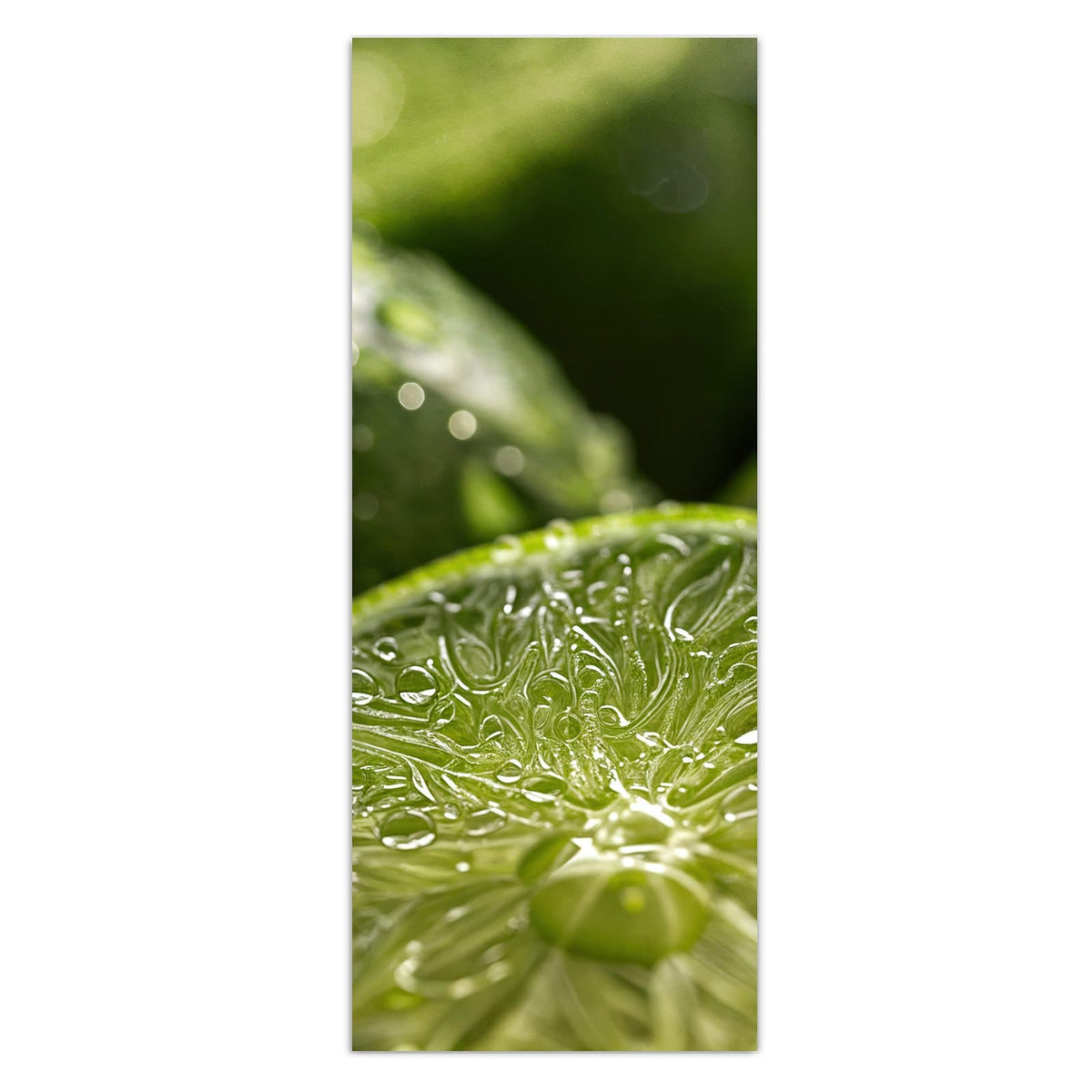 Makro einer aufgeschnittenen Limettenhälfte voller Wassertropfen, dahinter unscharfe grüne Limetten