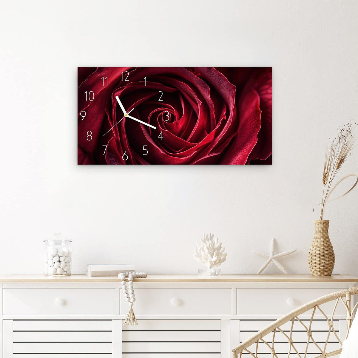 Wanduhr Rose Makroaufnahme aus Glas – Querformat 60 × 30 cm – Tiefrote Rosenblüte als Spirale