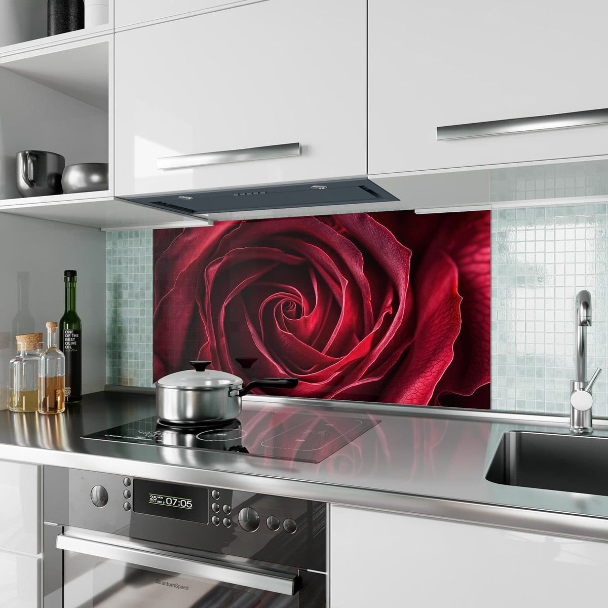 Küchenrückwand aus Glas Tiefrote Rosenblüte im Hochformat als Spritzschutz hinter dem Kochfeld, über dem Fliesenspiegel montiert