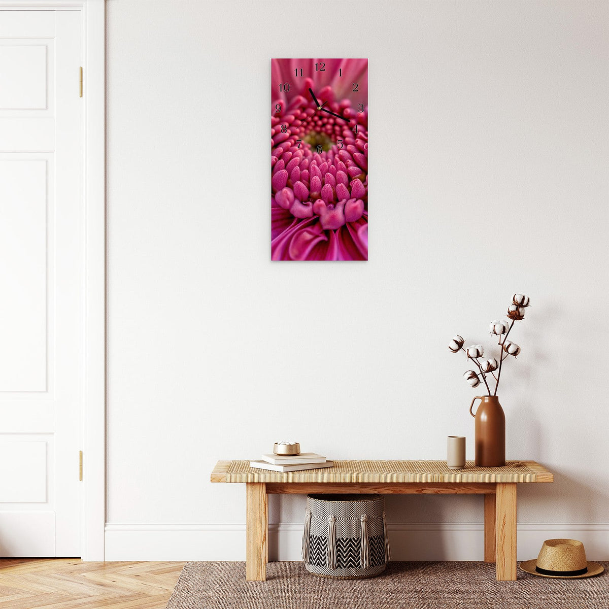 Moderne Wanduhr aus Glas mit Farbtiefe – Wanduhr Nahaufnahme Blume aus Glas – Hochformat 30 × 60 cm