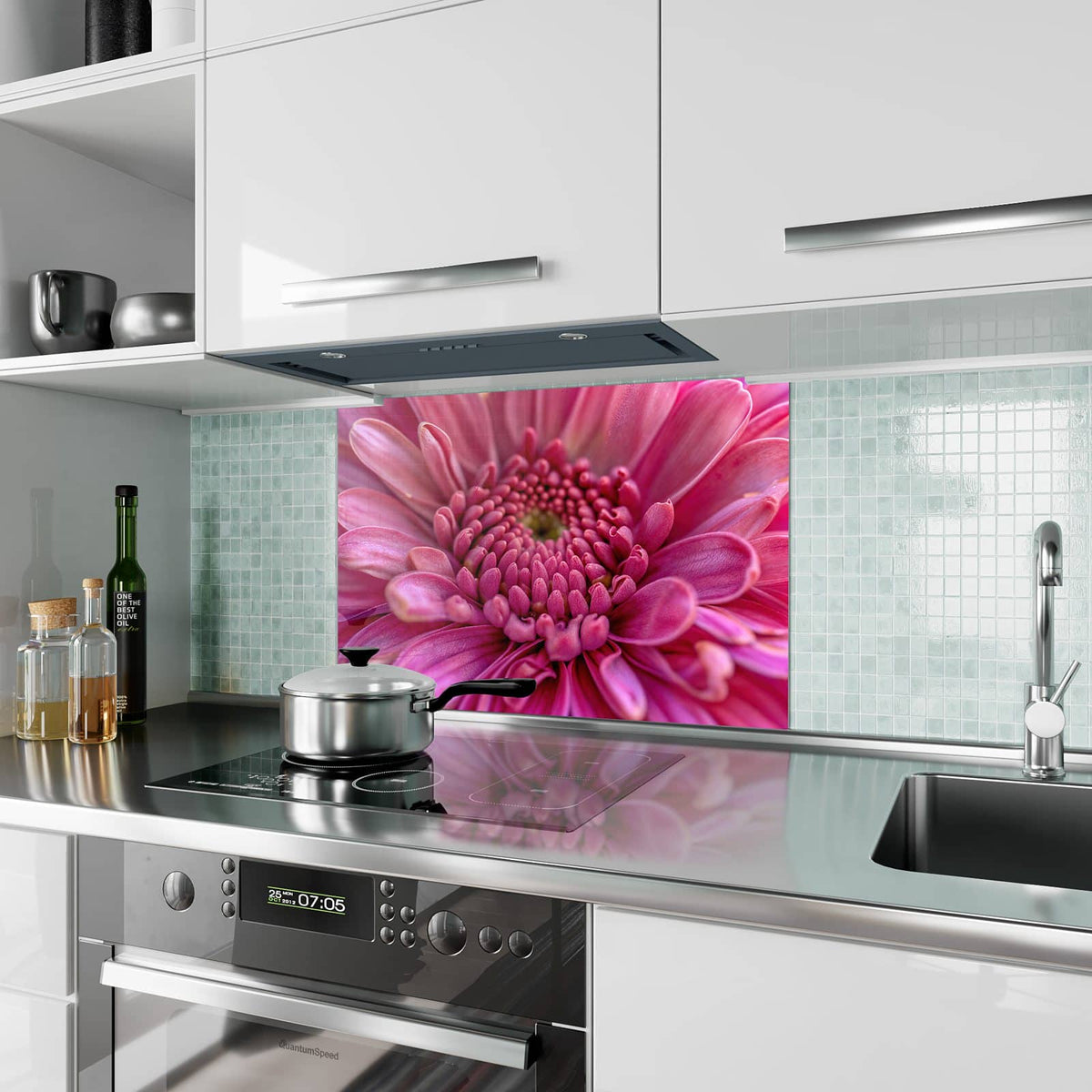 Küchenrückwand aus Glas Pinke Blütenspirale im Hochformat als Spritzschutz hinter dem Kochfeld, über dem Fliesenspiegel montiert