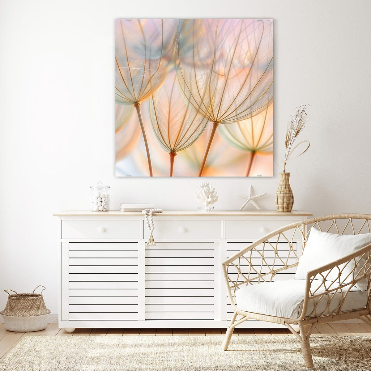 Glasbild Pusteblume in Pastell an der Wand – Große, durchscheinende Samenschirmchen in Apricot, Mint und Rosa vor pastelligem Licht.
