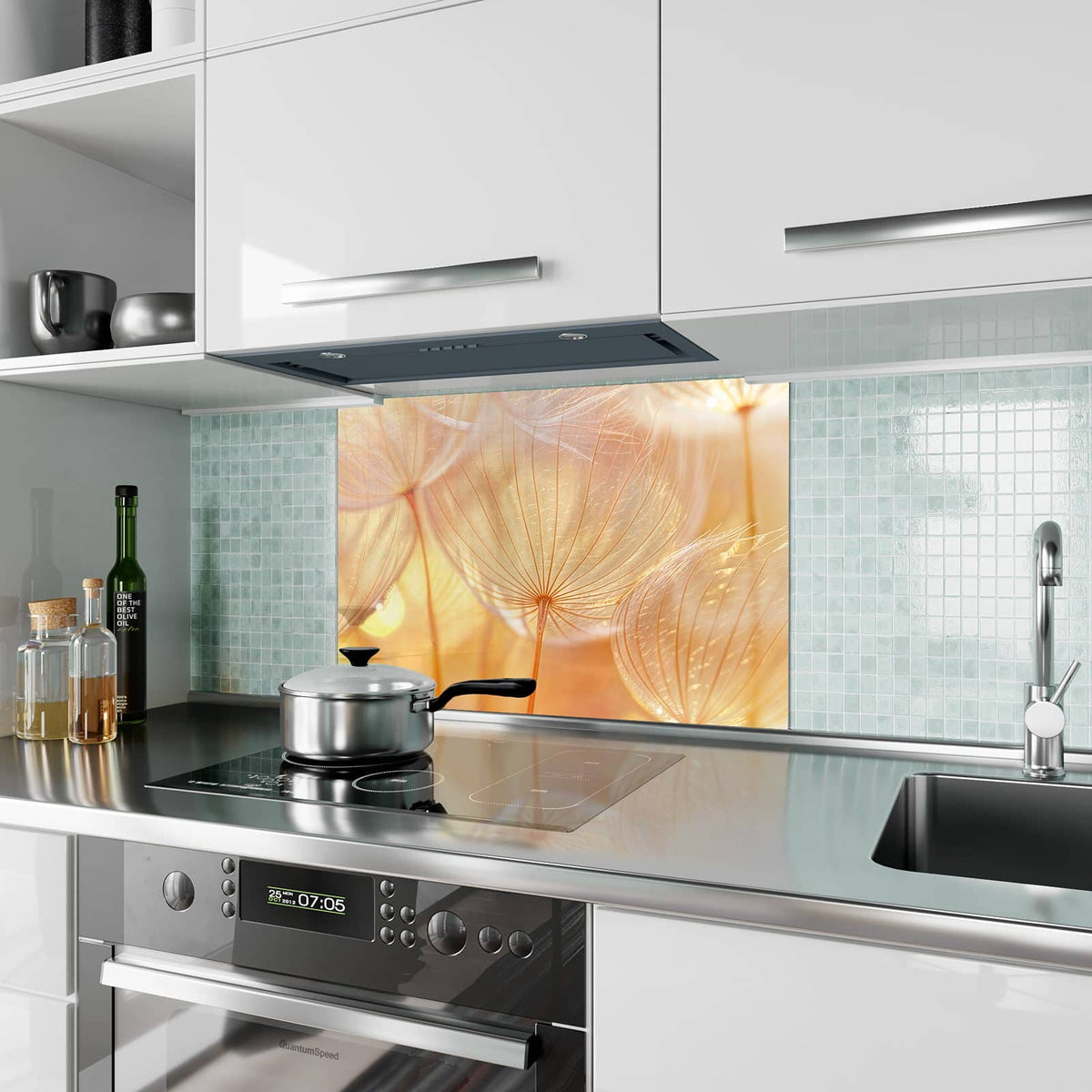 Küchenrückwand aus Glas Pusteblume im Goldlicht im Hochformat als Spritzschutz hinter dem Kochfeld, über dem Fliesenspiegel montiert
