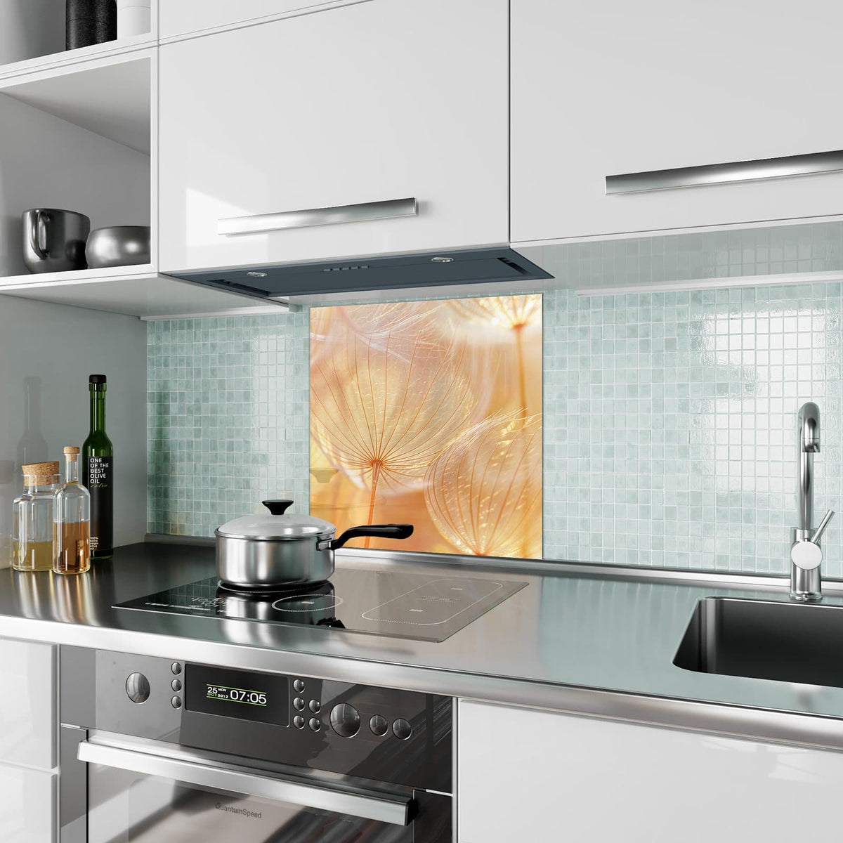 Küchenrückwand aus Glas Pusteblume im Goldlicht im quadratischen Format als Spritzschutz hinter dem Kochfeld, über dem Fliesenspiegel montiert