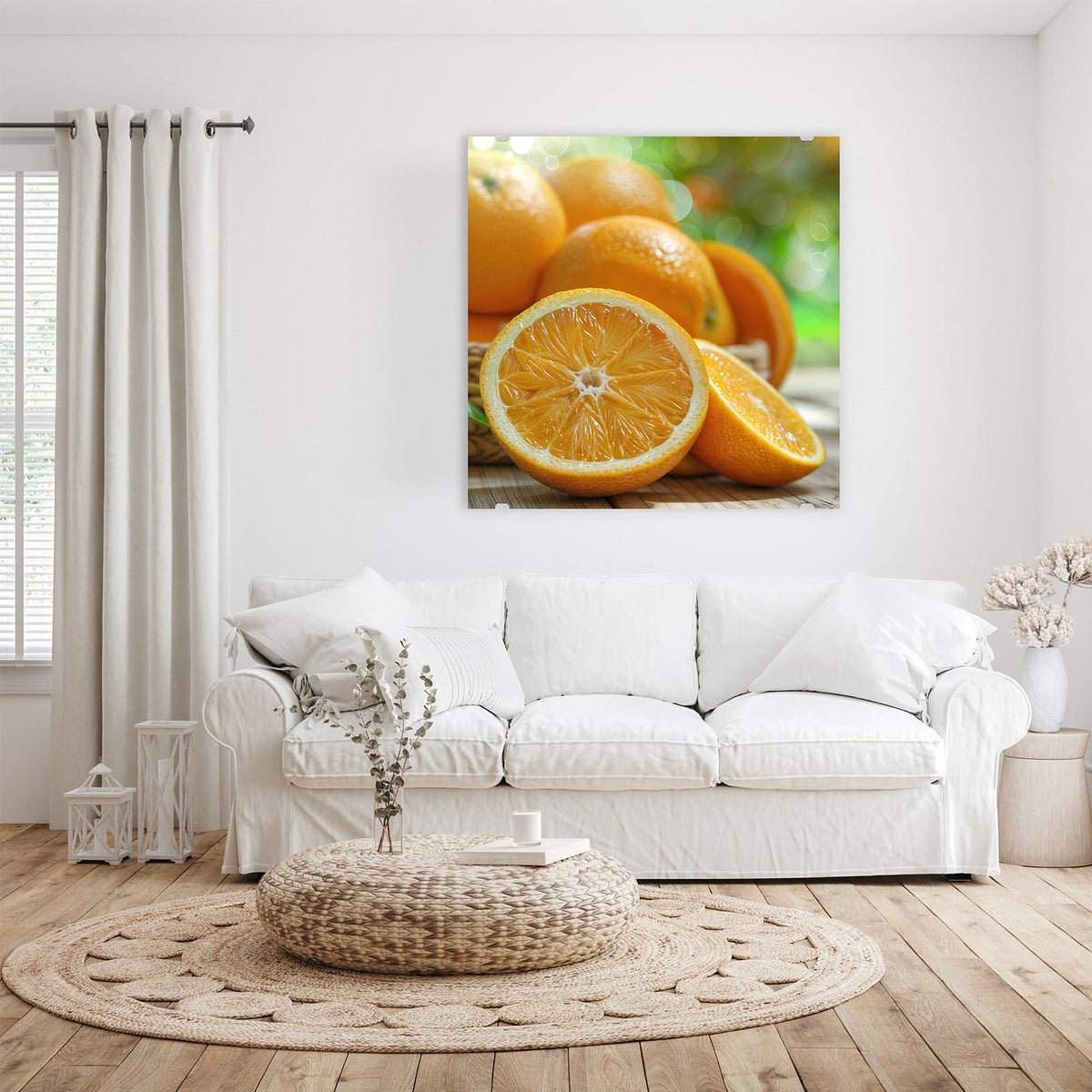 Glasbild Orangen auf Holz an der Wand – Aufgeschnittene Orange und ganze Orangen in einem Korb auf einem Holztisch vor grünem Bokeh