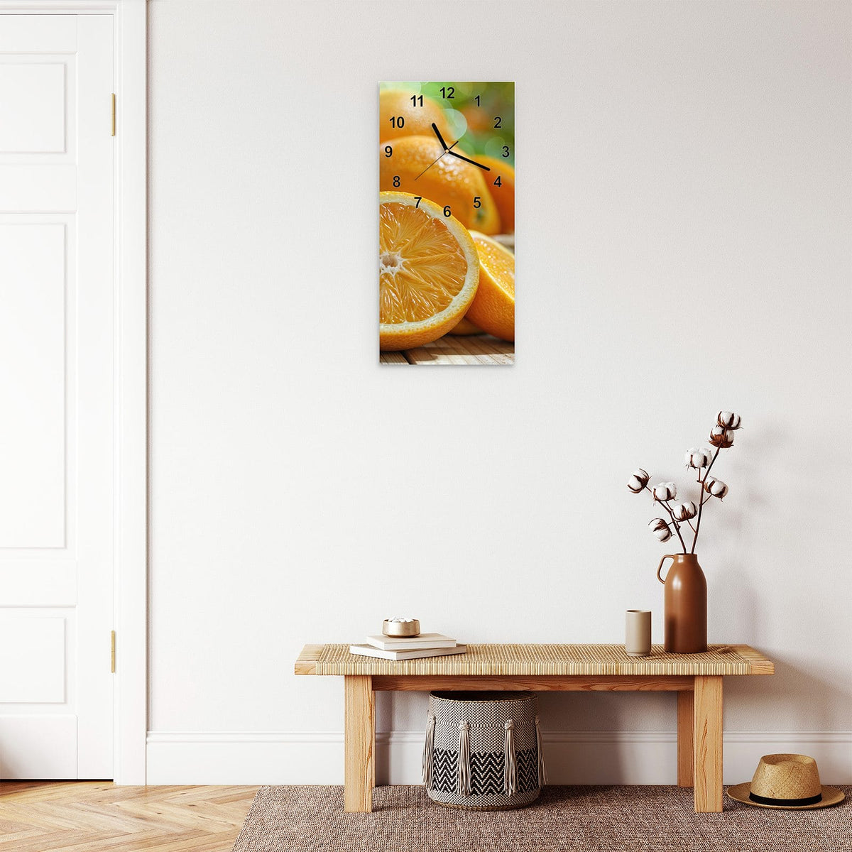Wanduhr aus Glas im Hochformat Orangen auf Holz mit Ziffernblatt Modern über einer Holzbank im Flur