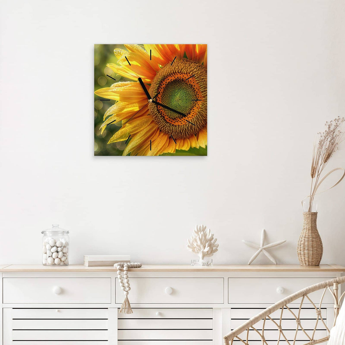 Quadratische Wanduhr aus Glas Sonnenblume mit Tau mit Ziffernblatt Linie über einem weißen Sideboard