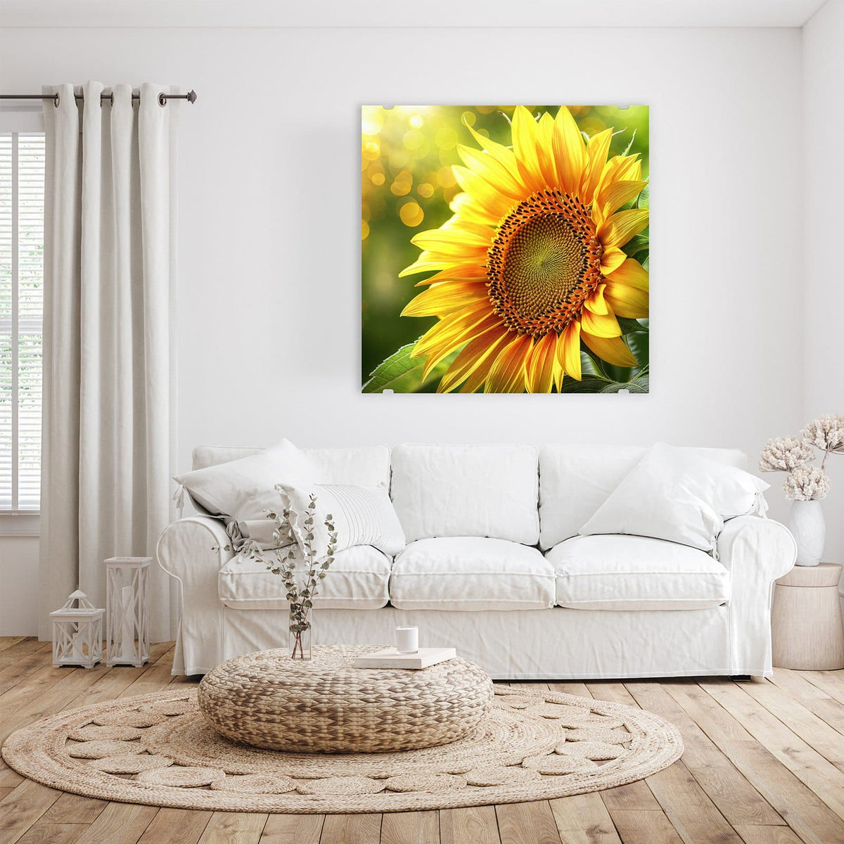 Glasbild Sonnenblume im Goldlicht an der Wand – Einzelne Sonnenblume in Nahaufnahme vor grünem Grund mit goldenen Lichtpunkten.