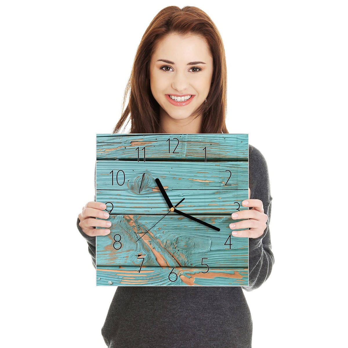 Quadratische Wanduhr aus Glas Türkislack auf Holz in zwei Händen gehalten – Größenvergleich, 30 × 30 cm