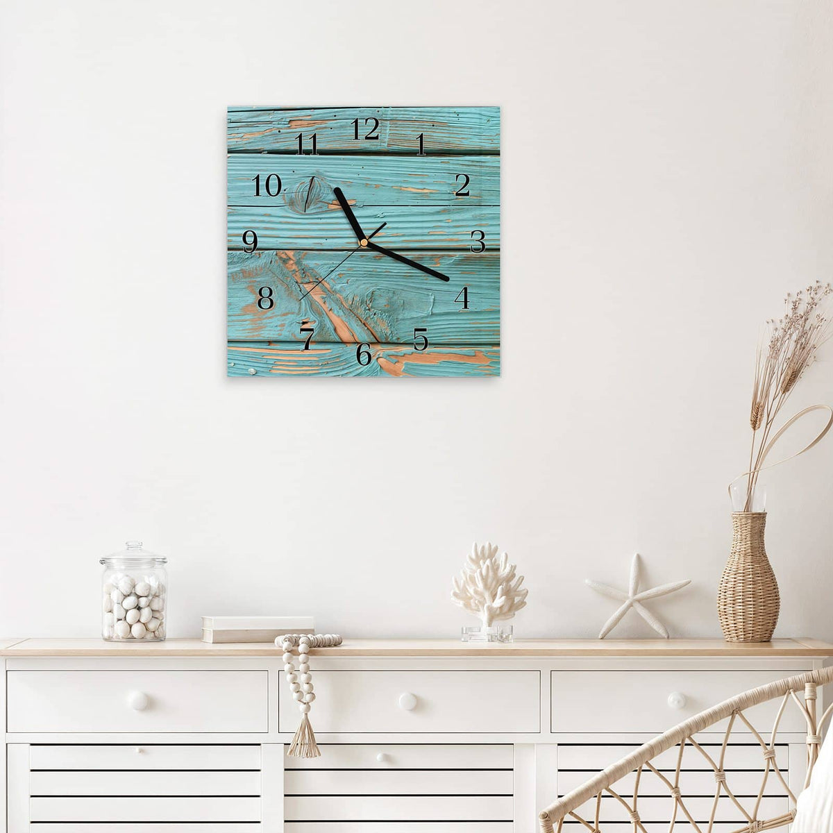 Quadratische Wanduhr aus Glas Türkislack auf Holz mit Ziffernblatt Klassisch über einem weißen Sideboard