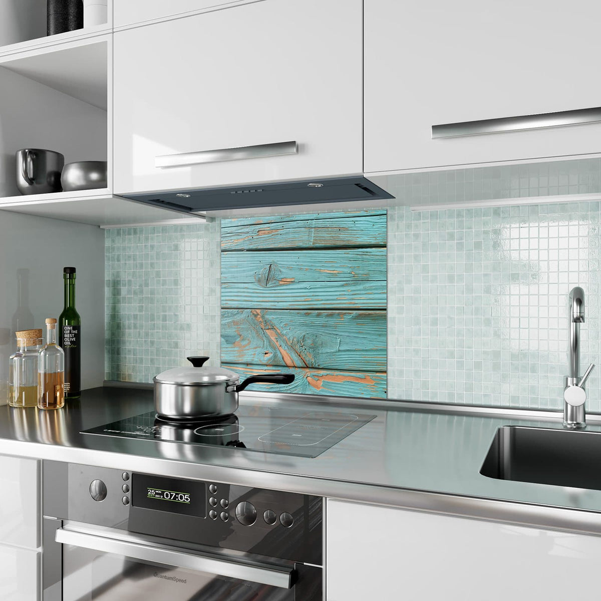 Küchenrückwand aus Glas Türkislack auf Holz im quadratischen Format als Spritzschutz hinter dem Kochfeld, über dem Fliesenspiegel montiert
