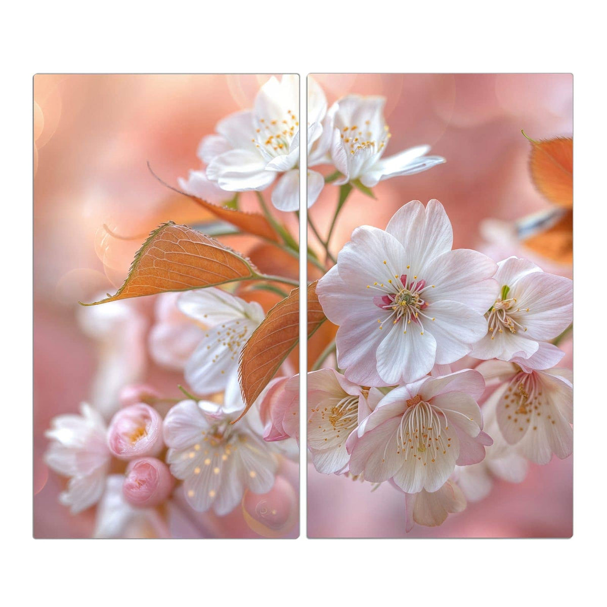 Weiße Kirschblüten mit bronzefarbenen jungen Blättern vor pfirsichfarbenem Bokeh.
