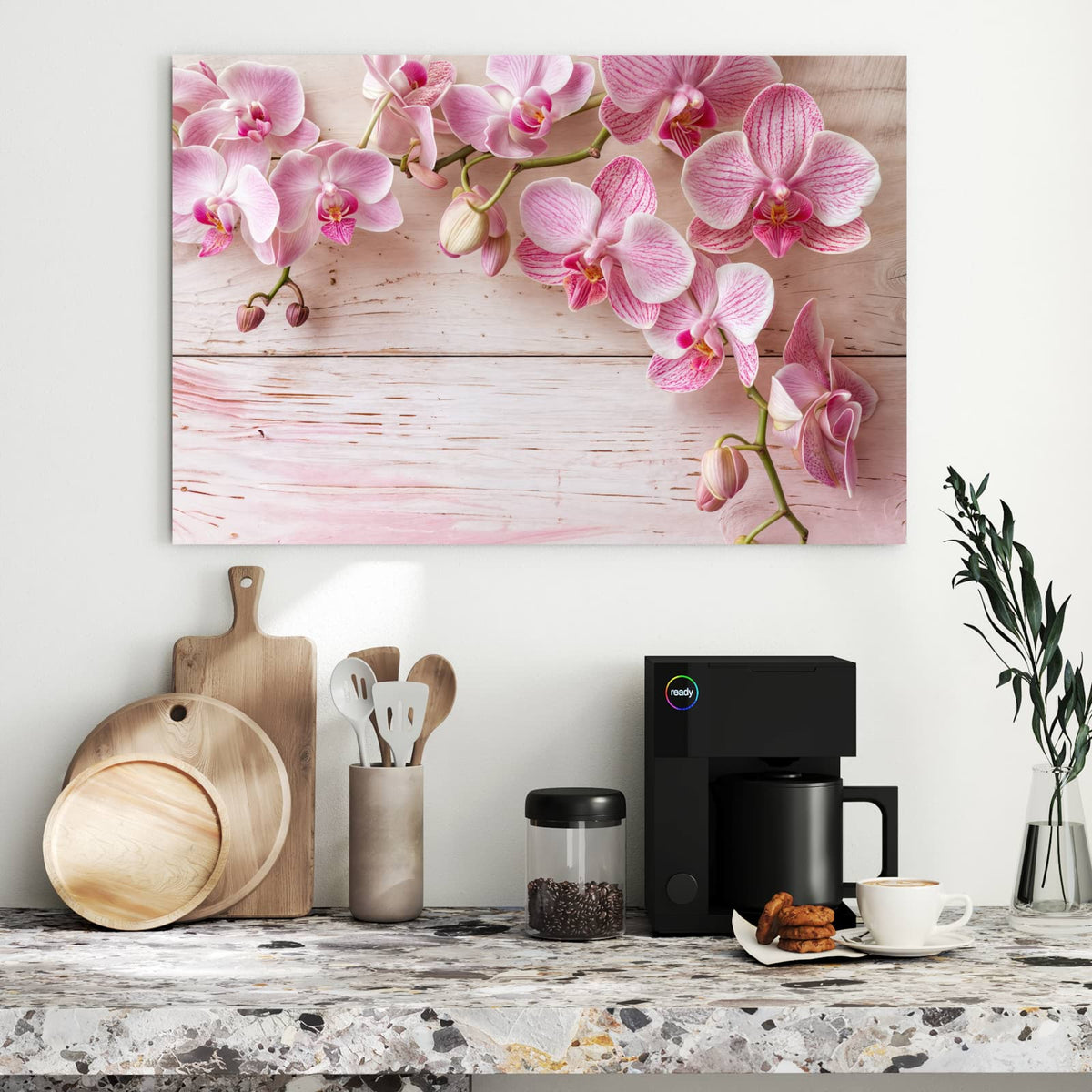 Rosa gestreifte Phalaenopsis-Rispe auf weiß-rosa lasierten Holzbrettern