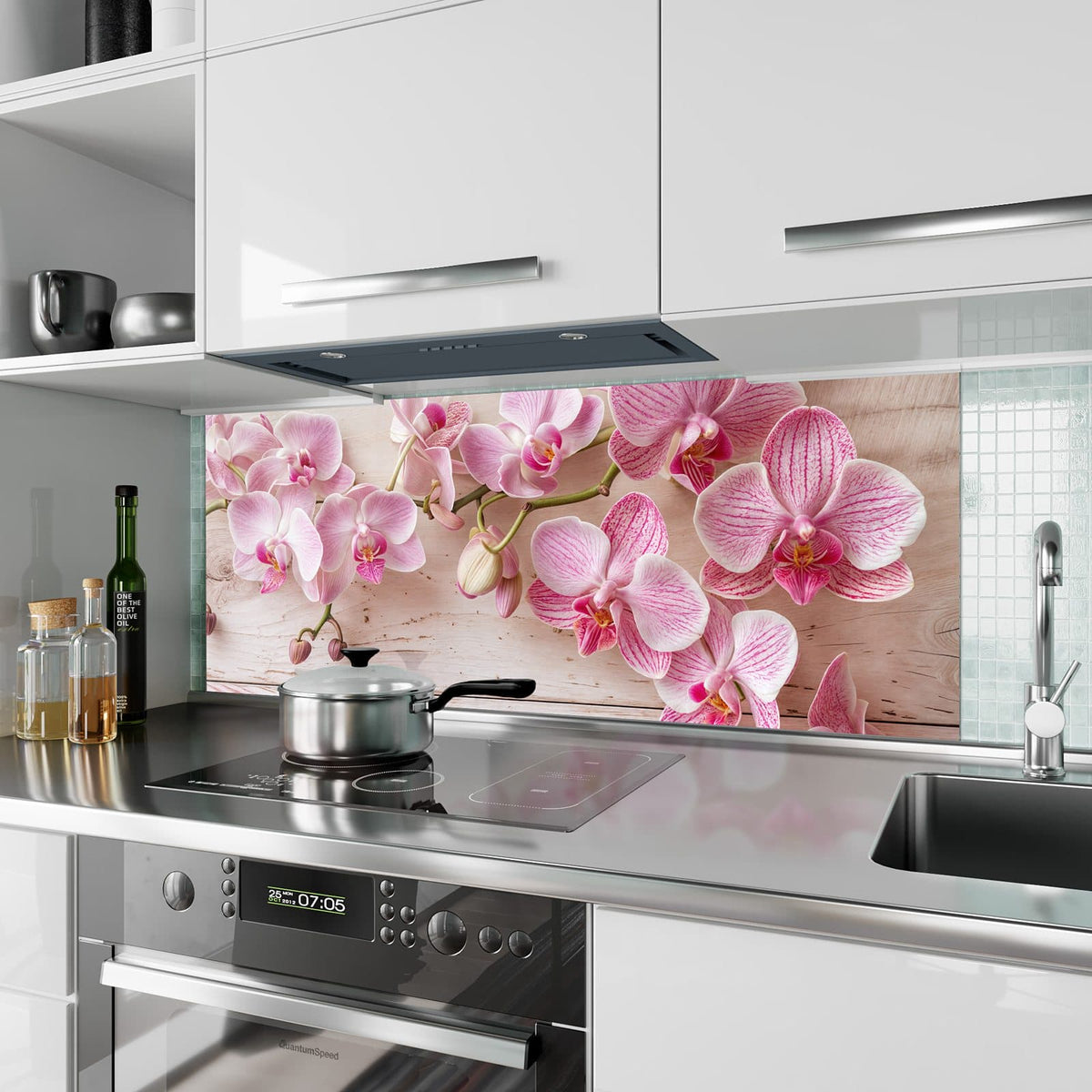 Küchenrückwand aus Glas Orchideen auf Rosa im Hochformat als Spritzschutz hinter dem Kochfeld, über dem Fliesenspiegel montiert