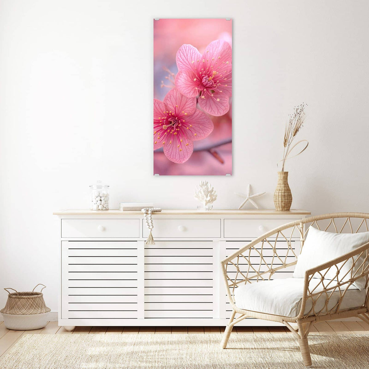 Glasbild Drei Blüten in Pink an der Wand – Drei kräftig pinke Blüten mit gelben Staubgefäßen in Nahaufnahme, rosa Bokeh dahinter