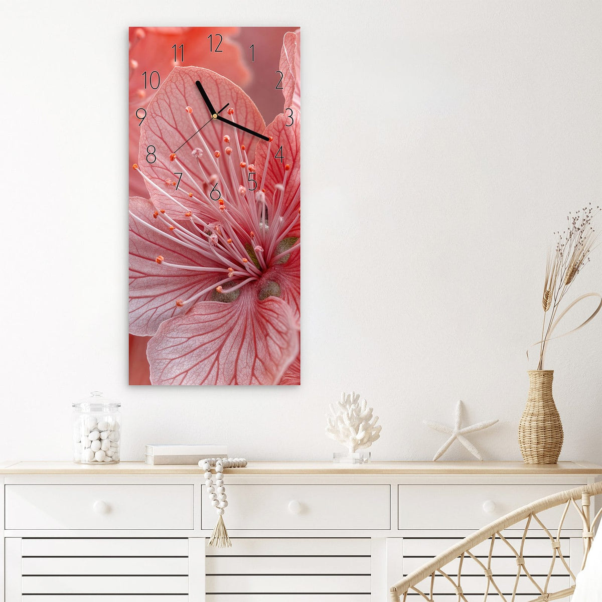 Wanduhr Stille Blumenpracht aus Glas – Zarte rosa Blüten im Weichzeichner