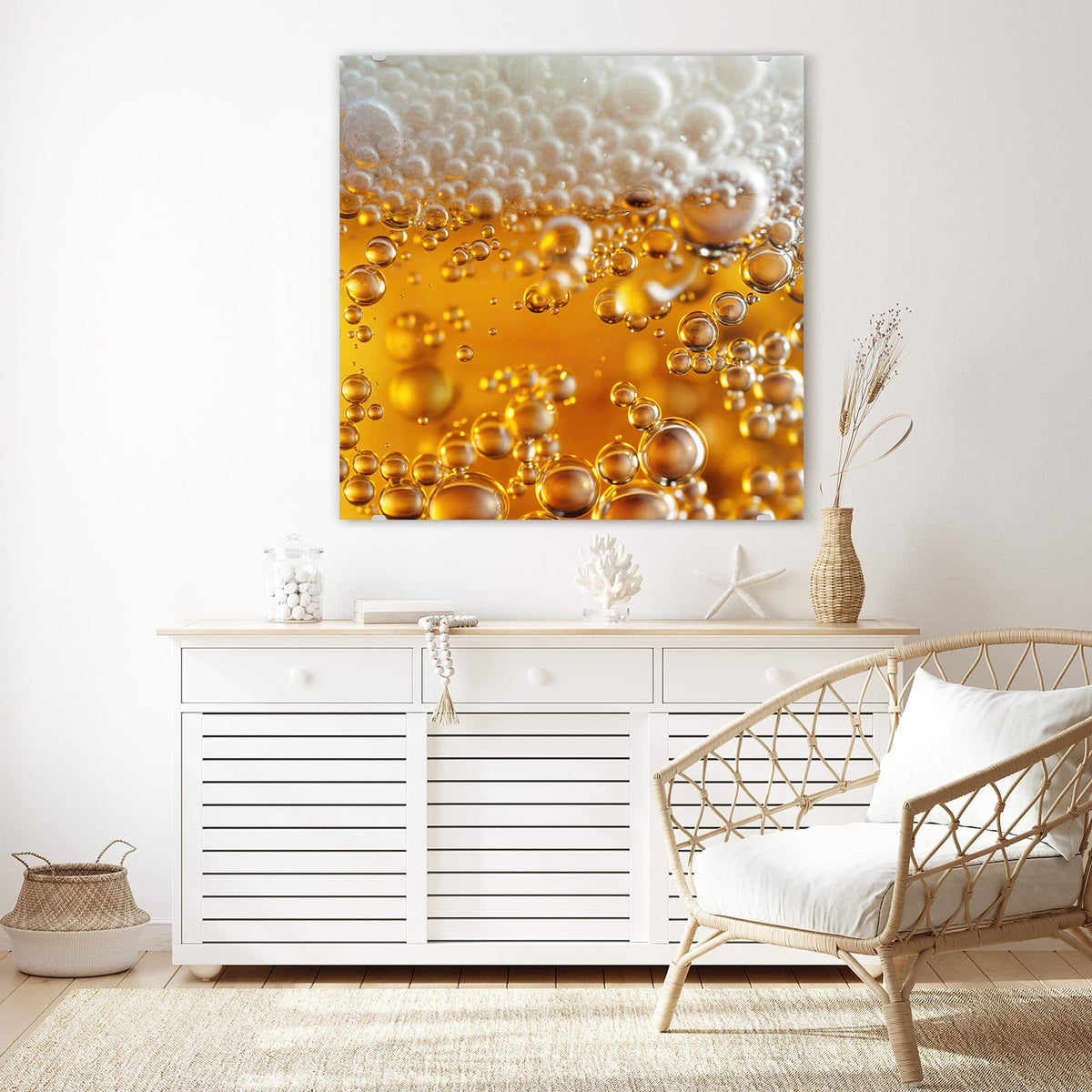 Glasbild Goldene Bläschen an der Wand – Makro von goldgelber Flüssigkeit voller Blasen, oben weißer Schaum