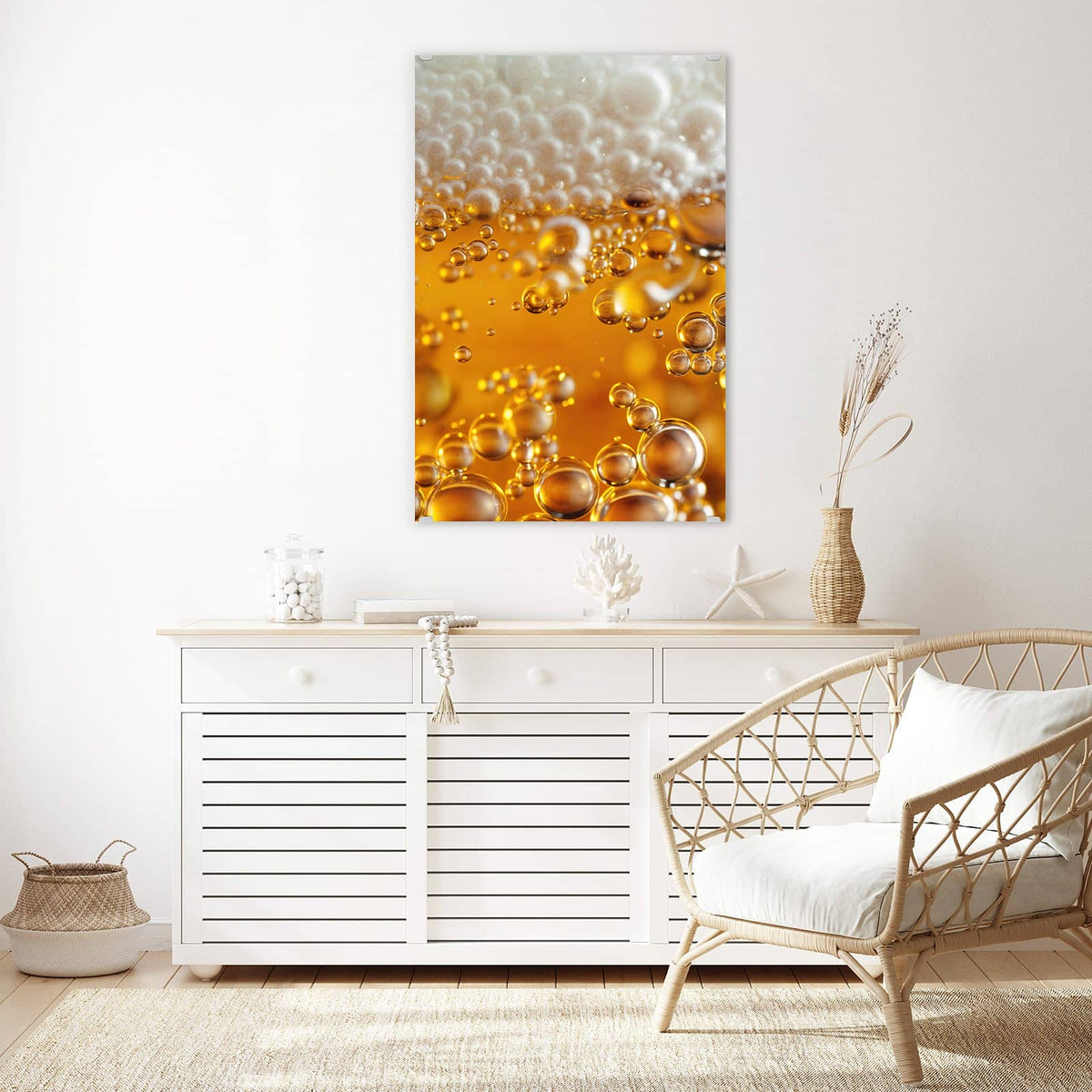 Glasbild Goldene Bläschen an der Wand – Makro von goldgelber Flüssigkeit voller Blasen, oben weißer Schaum
