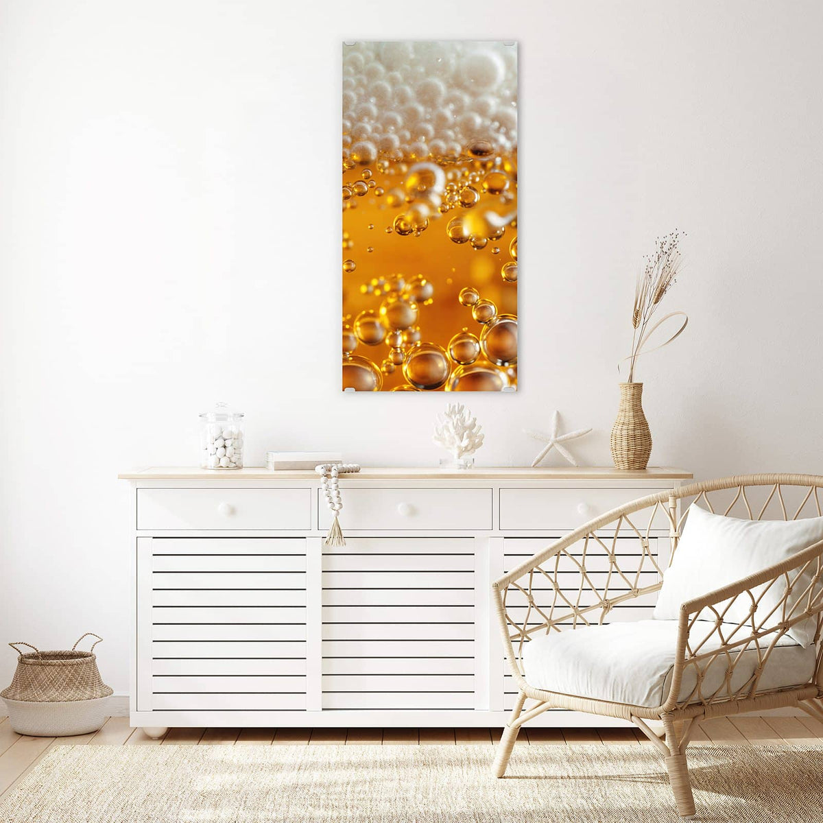 Glasbild Goldene Bläschen an der Wand – Makro von goldgelber Flüssigkeit voller Blasen, oben weißer Schaum