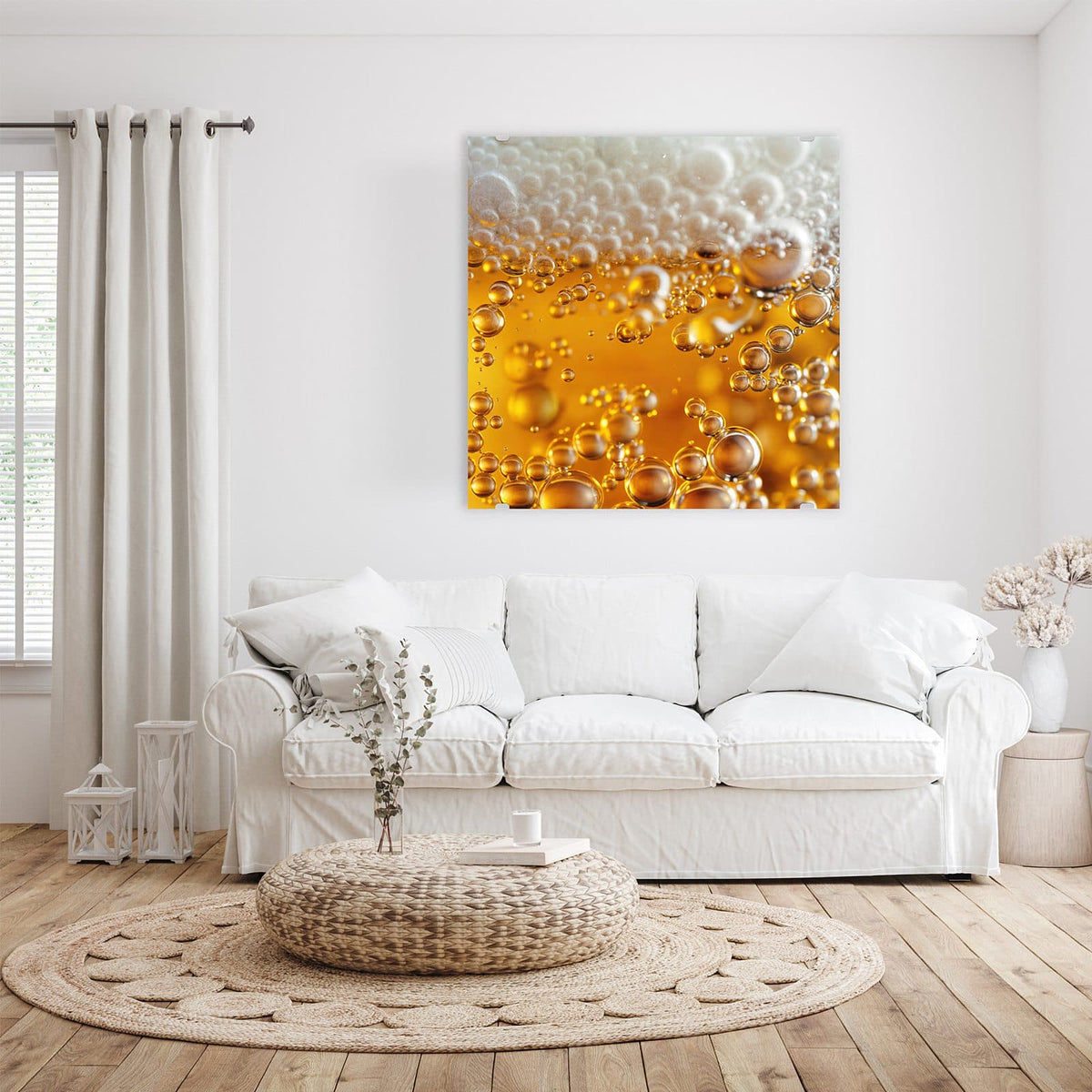 Glasbild Goldene Bläschen an der Wand – Makro von goldgelber Flüssigkeit voller Blasen, oben weißer Schaum
