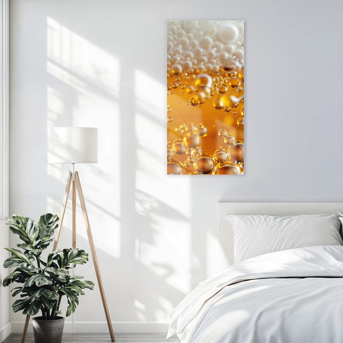 Glasbild Goldene Bläschen an der Wand – Makro von goldgelber Flüssigkeit voller Blasen, oben weißer Schaum