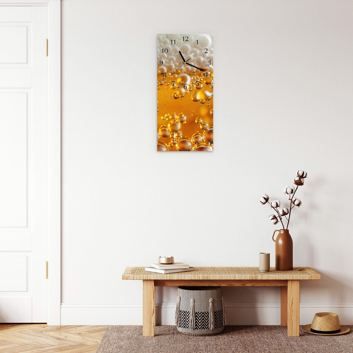 Moderne Wanduhr aus Glas mit Farbtiefe – Wanduhr Goldene Champagnerblasen aus Glas – Hochformat 30 × 60 cm