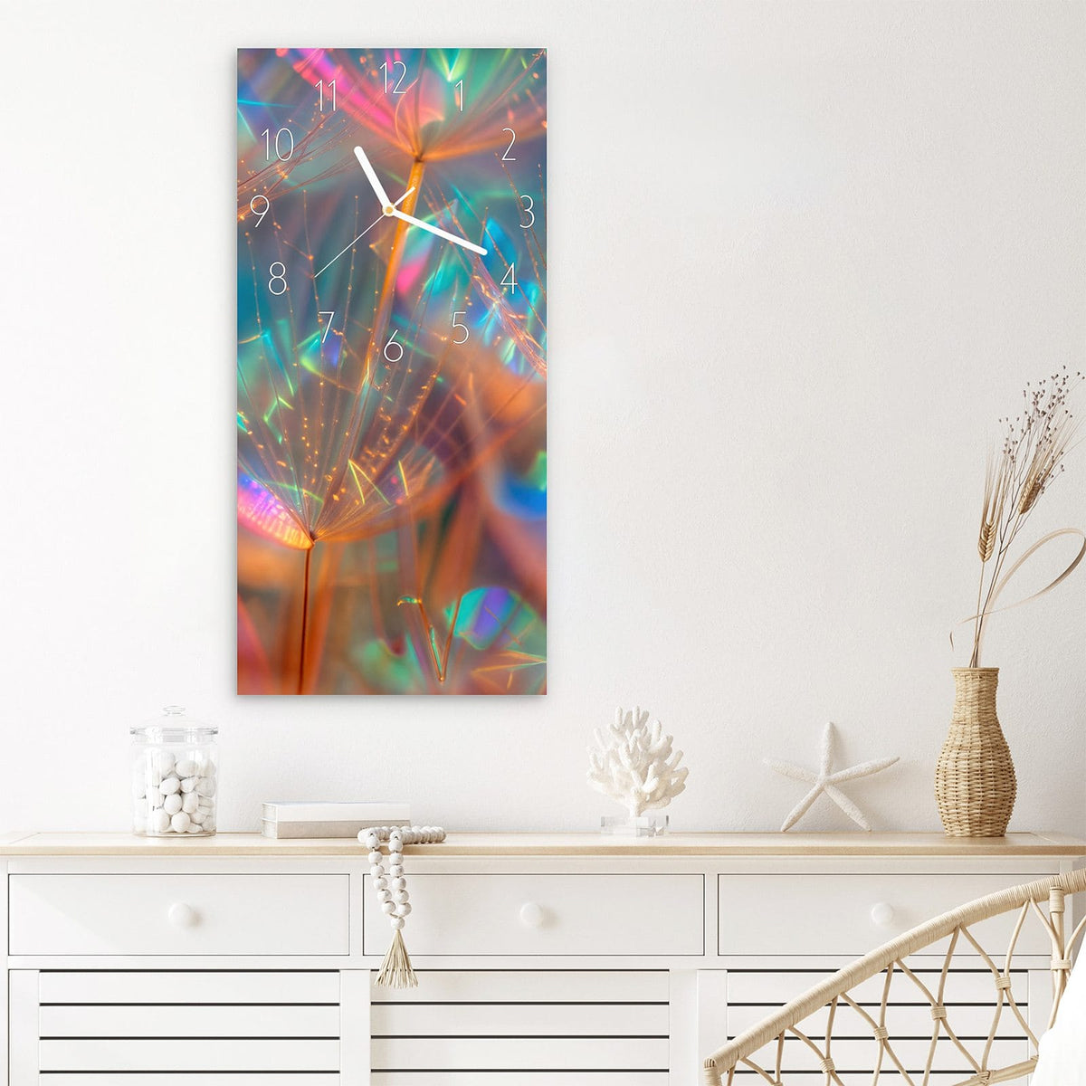 Wanduhr Schimmernde Natur aus Glas – Pusteblumensamen im Regenbogen-Bokeh