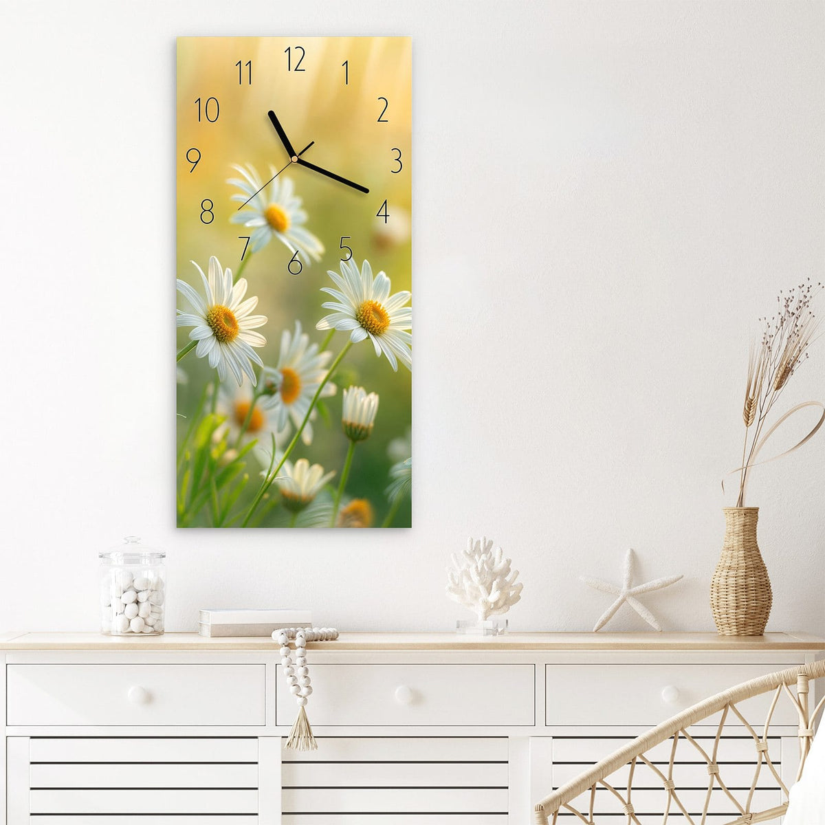 Wanduhr Blühende Gänseblümchen aus Glas – Gänseblümchen auf grüner Wiese
