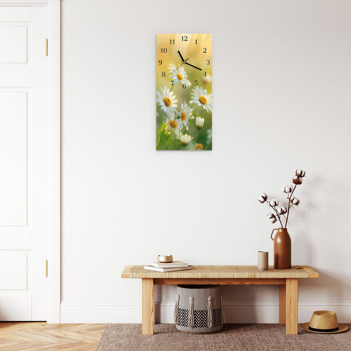 Moderne Wanduhr aus Glas mit Farbtiefe – Wanduhr Blühende Gänseblümchen aus Glas – Hochformat 30 × 60 cm