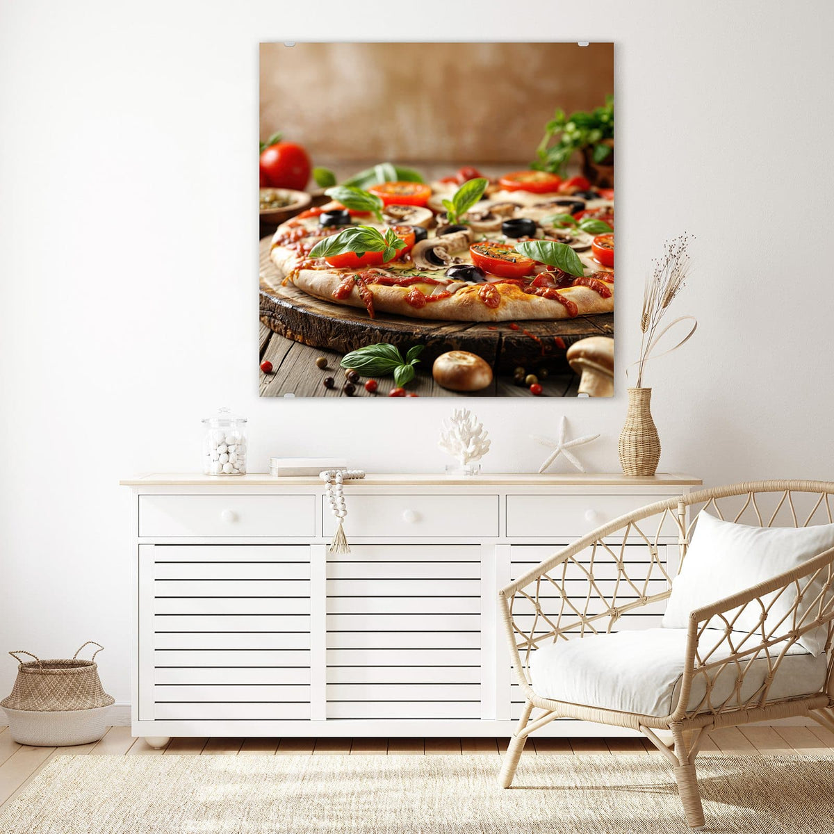 Glasbild Pizza auf Holzbrett an der Wand – Gemüsepizza auf einer rustikalen Holzscheibe, Basilikum und Tomaten drumherum, kein Ofen