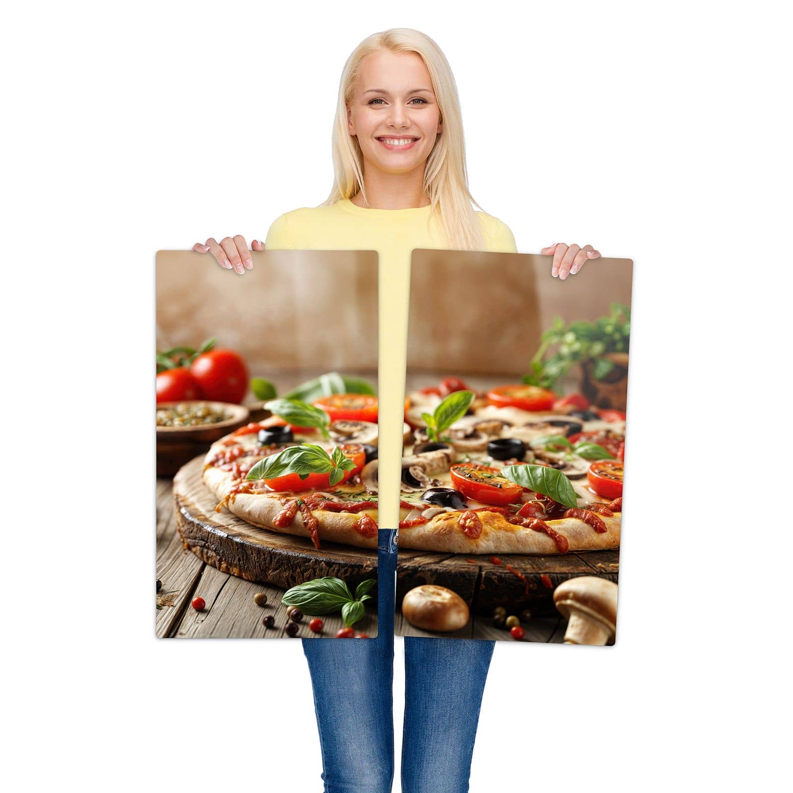 2-teilige Herdabdeckplatte mit Pizza im Holzofen-Motiv wird zur Größendarstellung gehalten