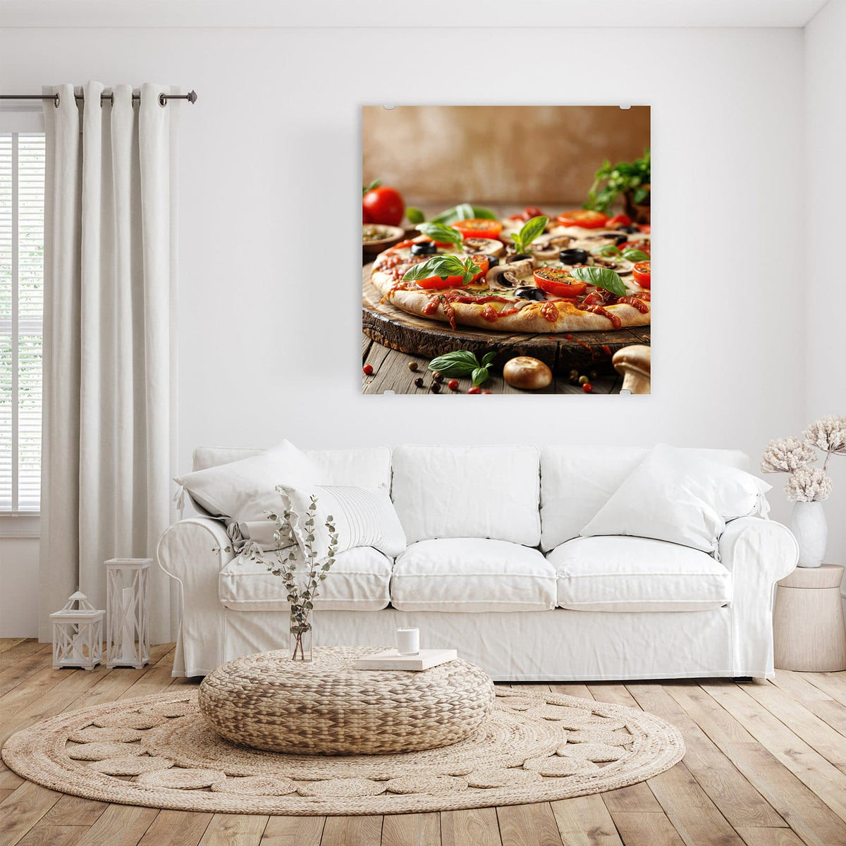 Glasbild Pizza auf Holzbrett an der Wand – Gemüsepizza auf einer rustikalen Holzscheibe, Basilikum und Tomaten drumherum, kein Ofen