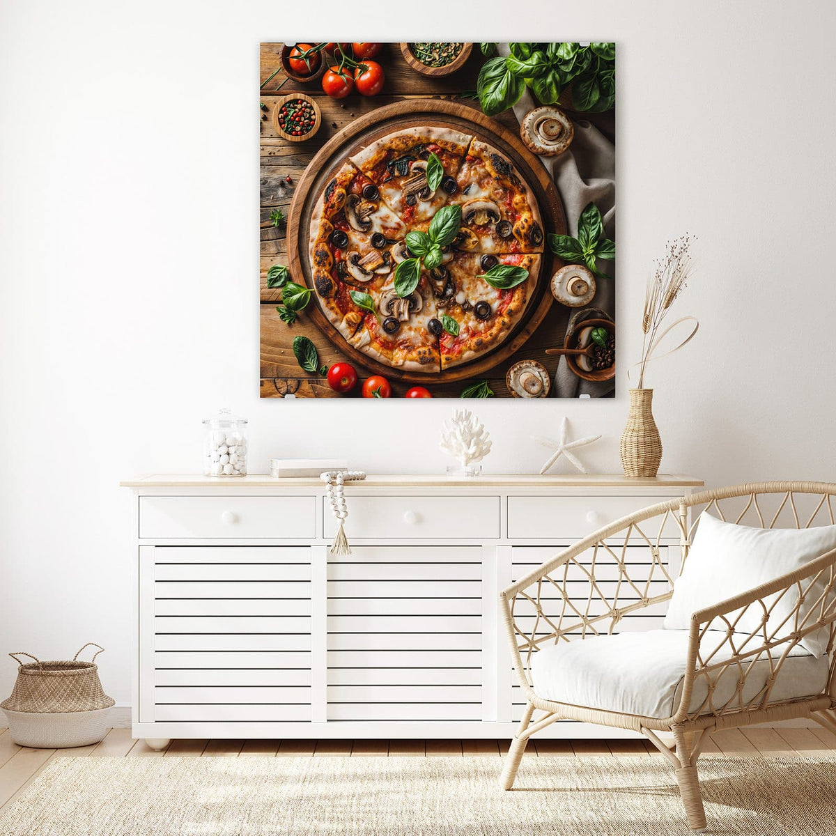 Glasbild Pizza mit Champignons an der Wand – Runde Pizza mit Champignons, schwarzen Oliven und Basilikum auf Holzbrett, ringsum Tomaten und Pilze.