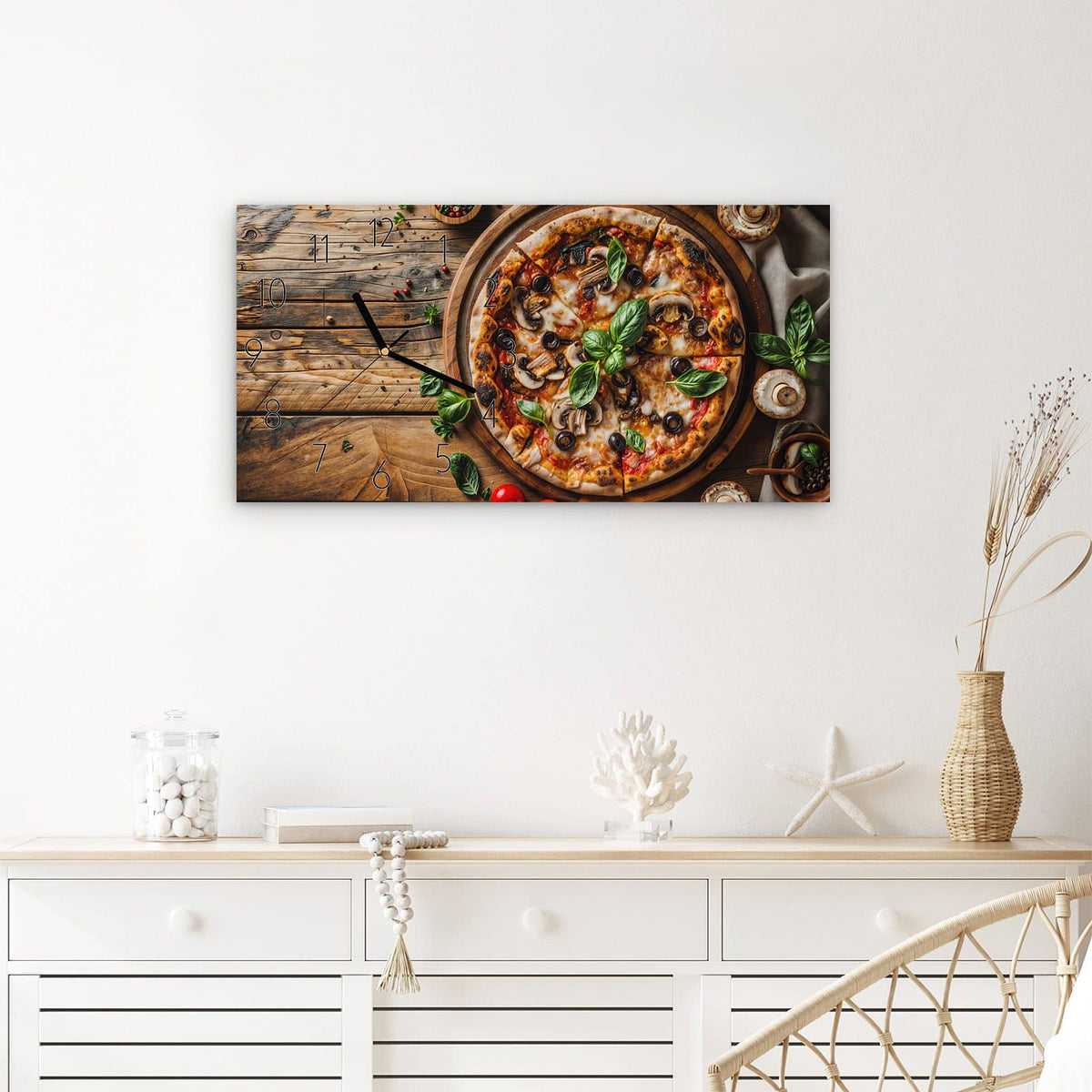 Wanduhr Holztisch Pizza aus Glas – Querformat 60 × 30 cm – Pizza mit Oliven und Basilikum