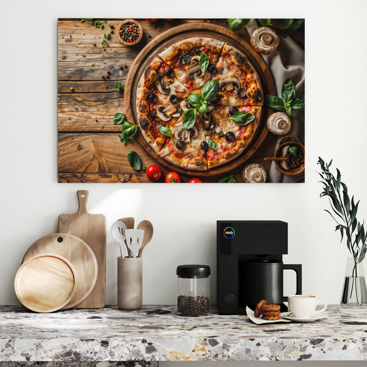 Runde Pizza mit Champignons, schwarzen Oliven und Basilikum auf Holzbrett, ringsum Tomaten und Pilze.