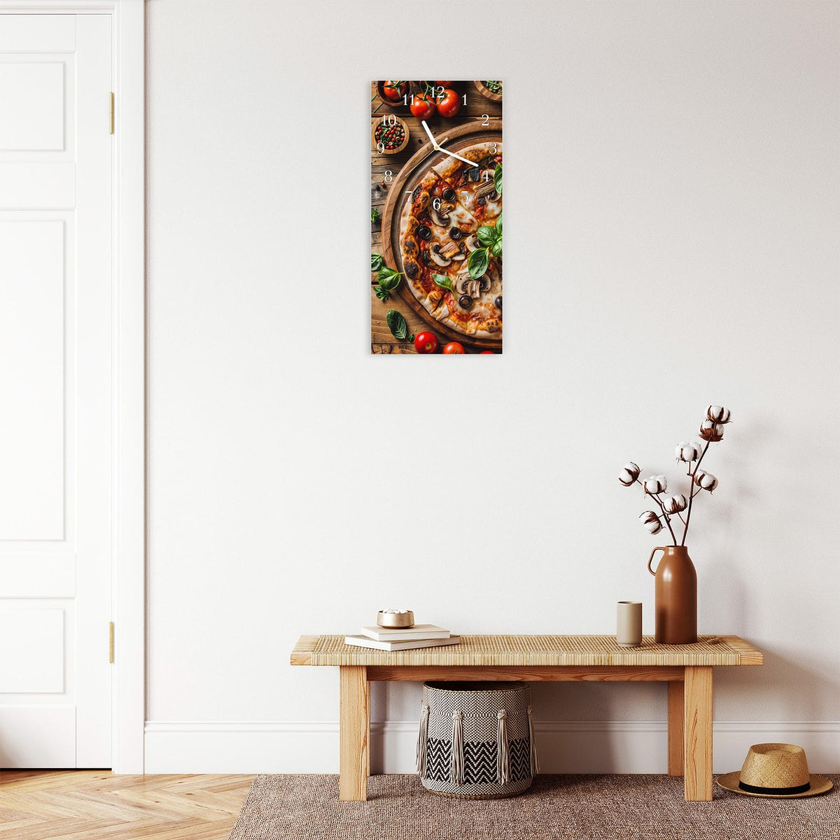 Moderne Wanduhr aus Glas mit Farbtiefe – Wanduhr Holztisch Pizza aus Glas – Hochformat 30 × 60 cm