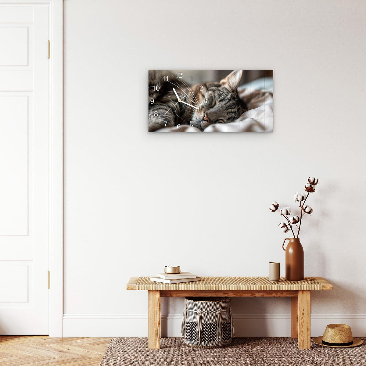 Moderne Wanduhr aus Glas mit Farbtiefe – Wanduhr Schlummernde Katze Portrait aus Glas – Querformat 60 × 30 cm