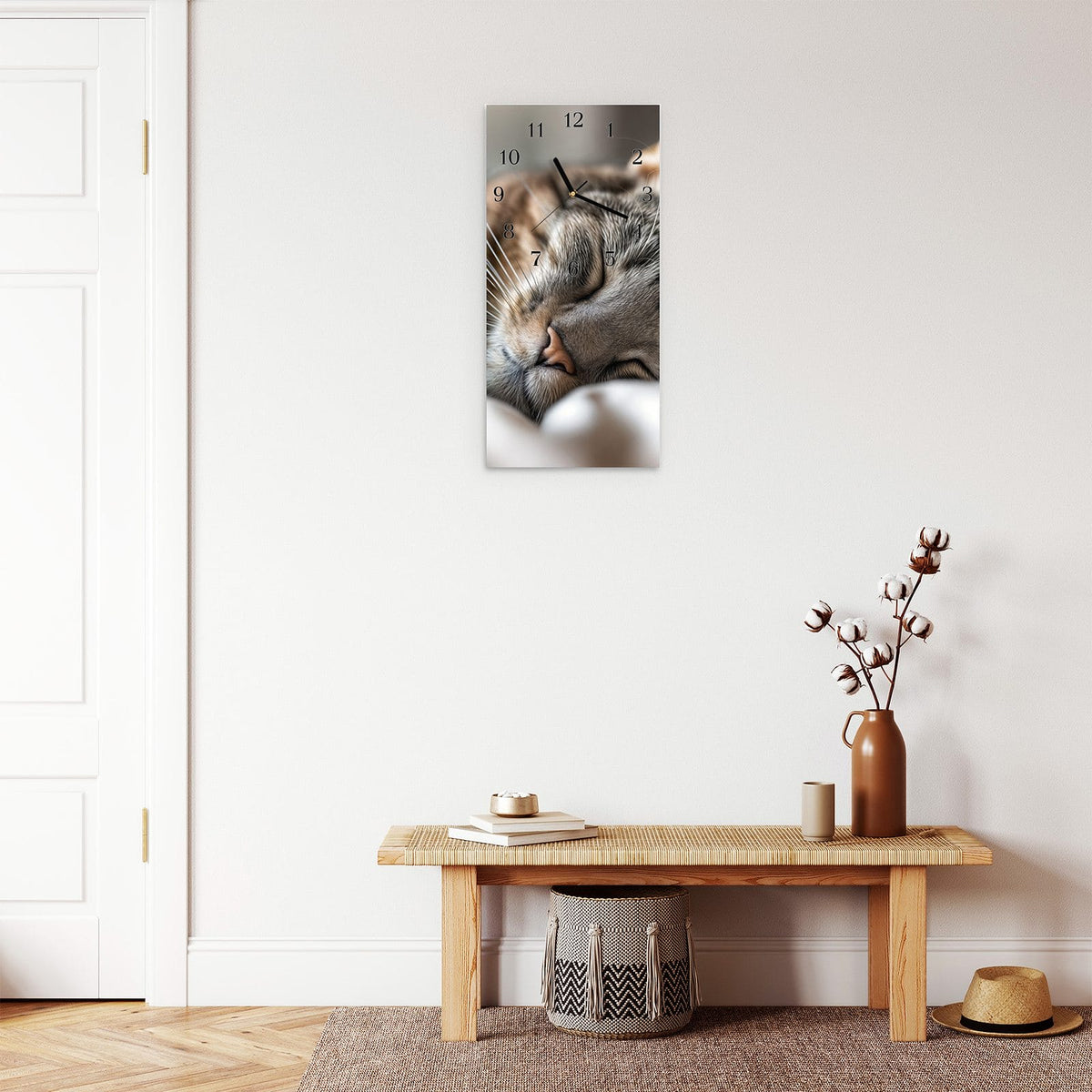 Moderne Wanduhr aus Glas mit Farbtiefe – Wanduhr Schlummernde Katze Portrait aus Glas – Hochformat 30 × 60 cm