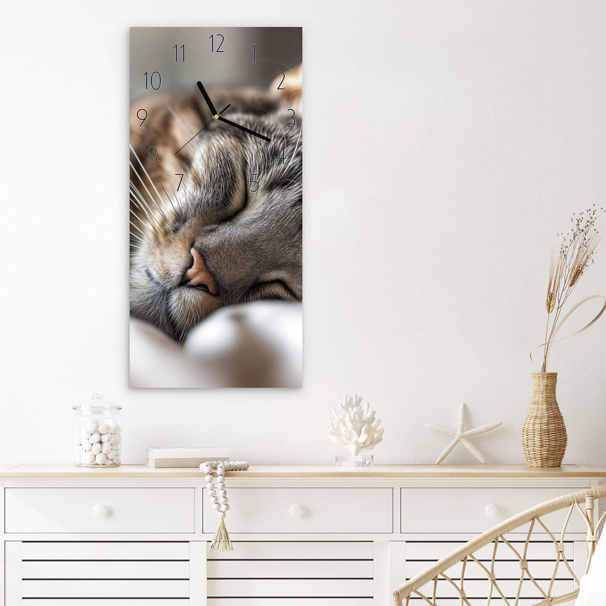 Wanduhr Schlummernde Katze Portrait aus Glas – Hochformat 30 × 60 cm – Schlafende Katze in Nahaufnahme