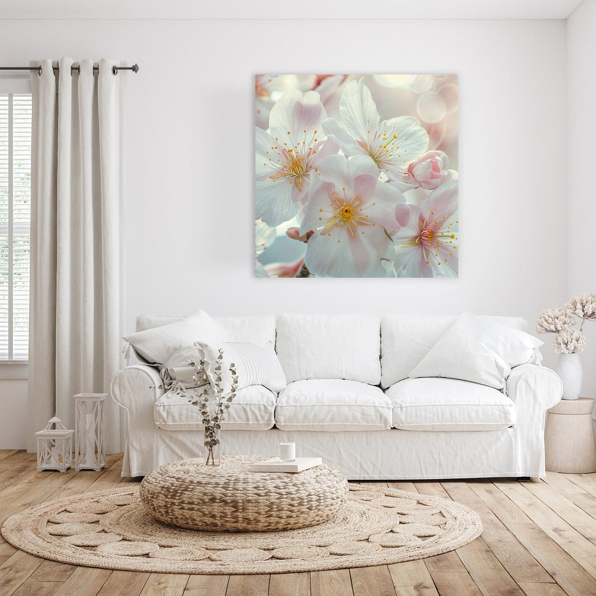 Dolde weißer Frühlingsblüten mit zartrosa Hauch und gelben Staubgefäßen, helles Bokeh