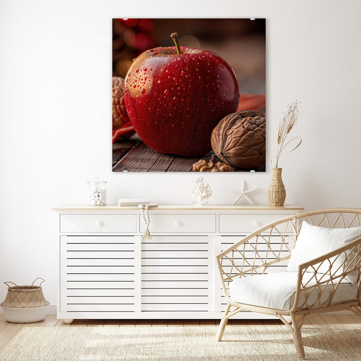 Glasbild Apfel und Nüsse an der Wand – Roter Apfel mit Tautropfen, daneben Walnüsse auf dunklem Holztisch
