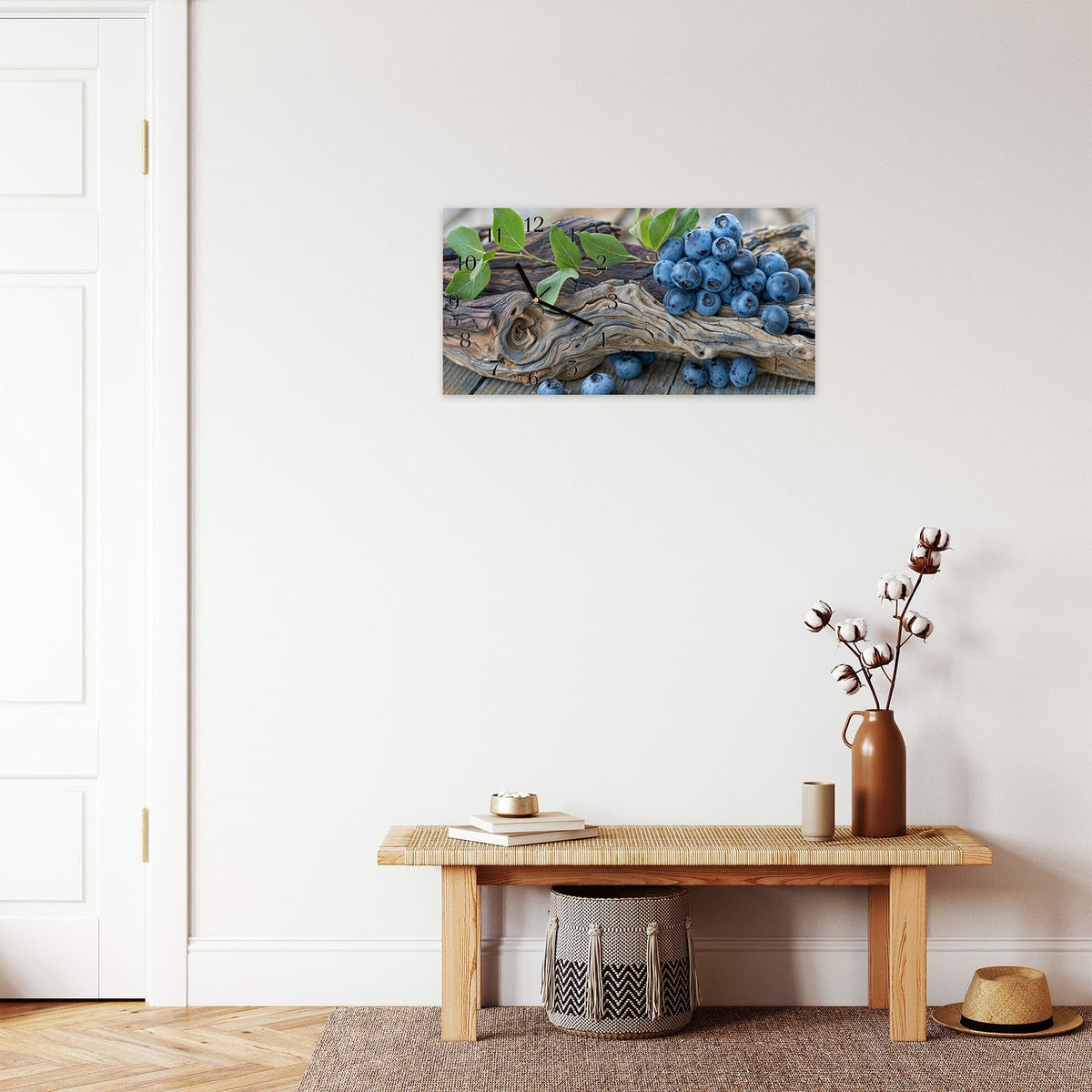 Moderne Wanduhr aus Glas mit Farbtiefe – Wanduhr auf und Blaubeeren aus Glas – Querformat 60 × 30 cm