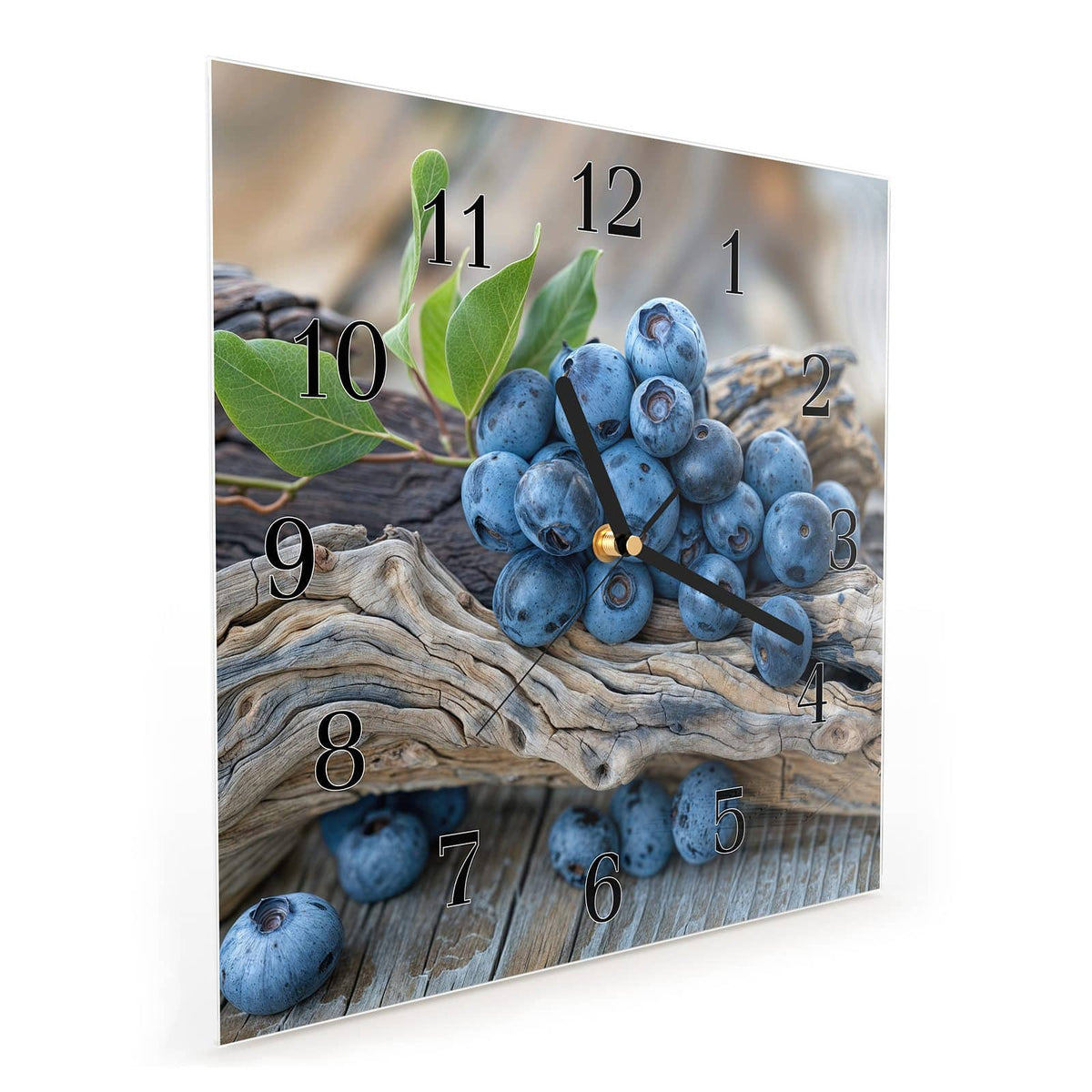Quadratische Wanduhr aus Glas Treibholz und Blaubeeren schräg von der Seite, 4 mm starkes Glas