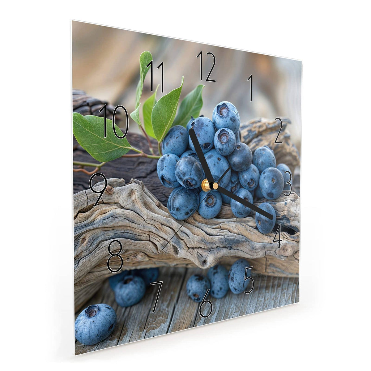 Quadratische Wanduhr aus Glas Treibholz und Blaubeeren schräg von der Seite, 4 mm starkes Glas
